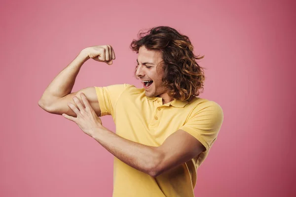 Encantado Cara Bonito Sorrindo Mostrando Seu Bíceps Isolado Sobre Fundo — Fotografia de Stock