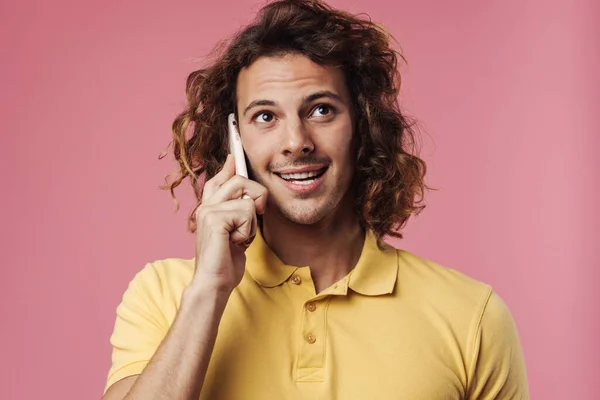 Glücklich Gutaussehender Kerl Lächelt Während Auf Dem Handy Isoliert Über — Stockfoto