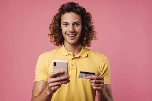 Glad Snygg Kille Poserar Med Kreditkort Och Mobiltelefon Isolerad Över — Stockfoto