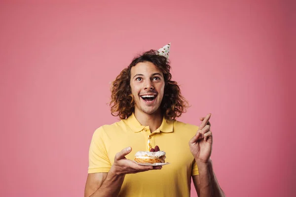 Podekscytowany Przystojny Facet Trzymając Kciuki Podczas Pozowania Tort Urodzinowy Izolowane — Zdjęcie stockowe