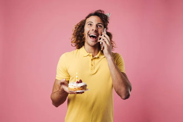 Podekscytowany Przystojny Facet Rozmawia Przez Telefon Podczas Pozowania Tort Urodzinowy — Zdjęcie stockowe
