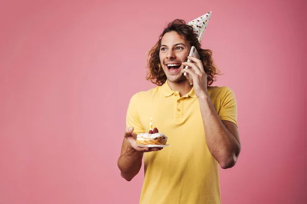 Podekscytowany Przystojny Facet Rozmawia Przez Telefon Podczas Pozowania Tort Urodzinowy — Zdjęcie stockowe