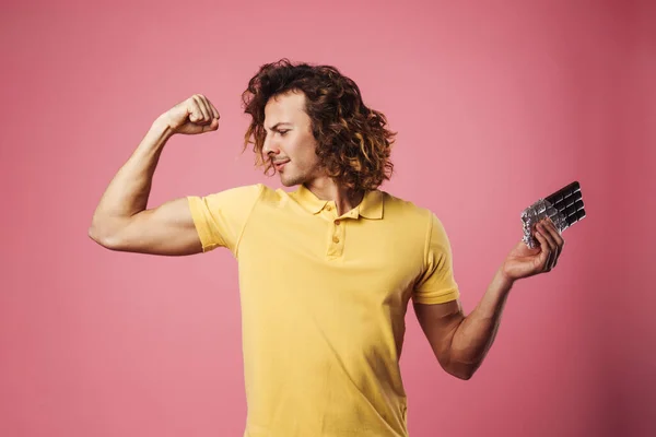 Confiant Jeune Homme Sain Flexion Biceps Tout Montrant Barre Chocolat — Photo
