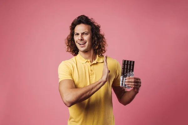 Homme Sérieux Refusant Manger Chocolat Isolé Sur Fond Rose Geste — Photo