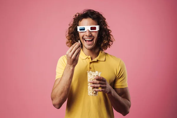 Fröhlicher Junger Mann Mit Brille Und Popcorn Essen Beim Ansehen — Stockfoto