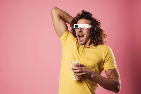 Veselý Mladý Muž Nosí Brýle Jíst Popcorn Sledování Filmu Izolované — Stock fotografie