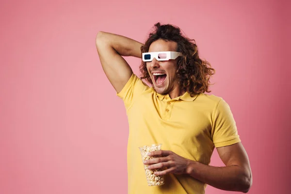 Fröhlicher Junger Mann Mit Brille Und Popcorn Essen Beim Ansehen — Stockfoto