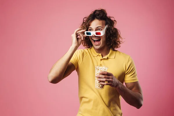 Izgalmas Jóképű Srác Szemüvegben Popcornt Eszik Miközben Rózsaszín Háttérrel Izolált — Stock Fotó