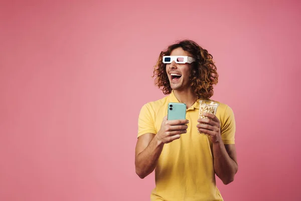 Emocionado Chico Guapo Gafas Utilizando Teléfono Celular Mientras Mira Película — Foto de Stock