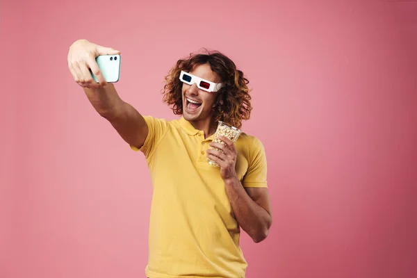 Emocionado Chico Guapo Gafas Tomando Selfie Con Palomitas Maíz Teléfono — Foto de Stock