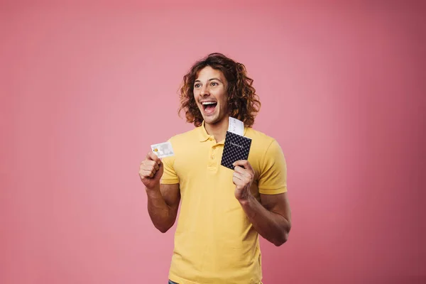Zachwycony Przystojny Facet Pozowanie Karty Kredytowej Paszportu Izolowane Różowym Tle — Zdjęcie stockowe