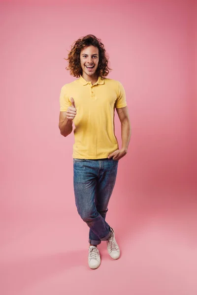 Gelukkig Knap Kaukasisch Guy Glimlachen Tonen Duim Omhoog Geïsoleerd Roze — Stockfoto