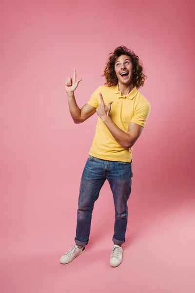 Happy Handsome Caucasian Guy Smiling Pointing Fingers Upward Isolated Pink — Stock Photo, Image