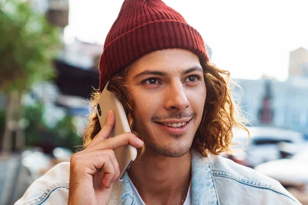 Primo Piano Giovane Hipster Sorridente Che Parla Cellulare All Aperto — Foto Stock