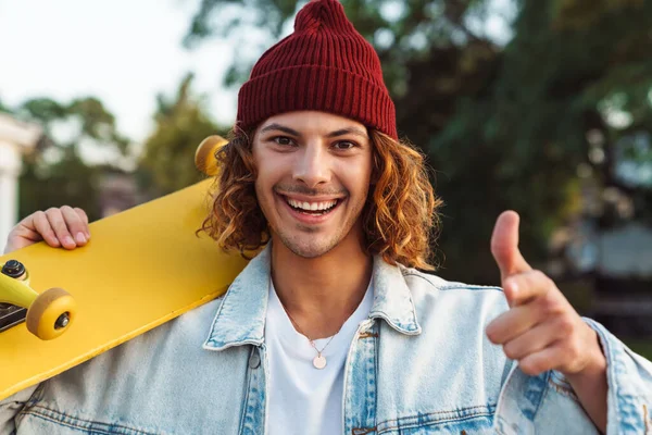 Photo Heureux Jeune Homme Bouclé Positif Marchant Extérieur Vous Montrant — Photo