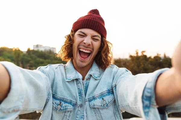 Bild Von Aufgeregten Schreienden Fröhlichen Jungen Lockigen Mann Der Draußen — Stockfoto