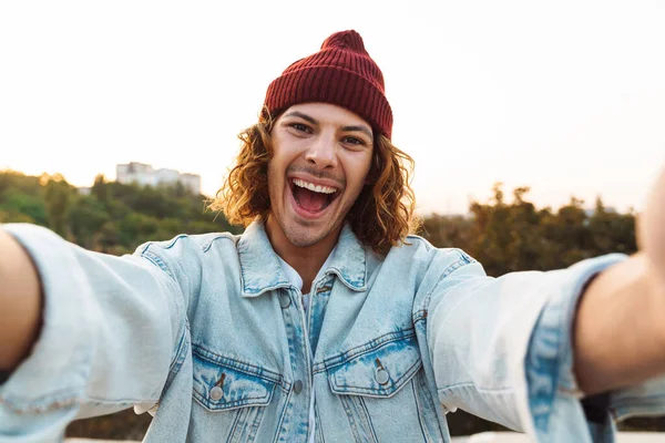 Bild Eines Emotionalen Jungen Lockigen Mannes Der Draußen Auf Der — Stockfoto