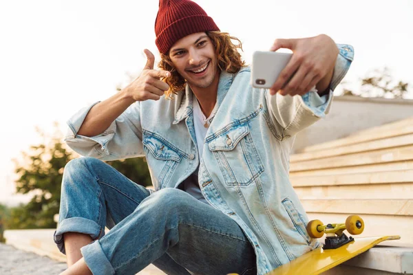 Imagen Hombre Rizado Joven Positivo Feliz Scater Sentado Aire Libre — Foto de Stock