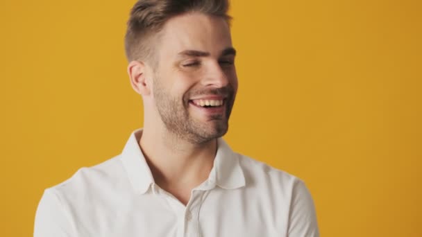 Красивий Молодий Щасливий Сміється Чоловік Ізольований Жовтому Фоні Стіни — стокове відео