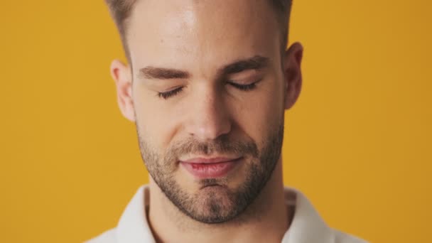 Guapo Joven Sonriente Hombre Abriendo Los Ojos Mirando Cámara Aislada — Vídeo de stock