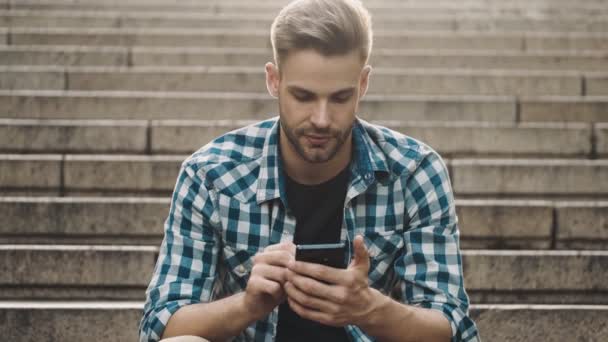 Tampan Terkonsentrasi Pria Menggunakan Ponsel Luar Ruangan Jalan — Stok Video
