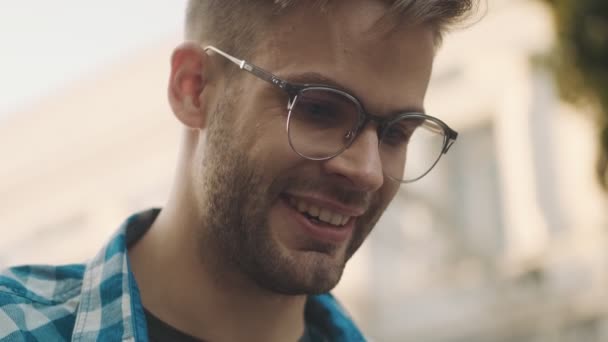 Junger Gutaussehender Mann Mit Brille Schaut Draußen Auf Der Straße — Stockvideo