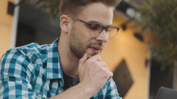 Jovem Homem Concentrado Óculos Olhando Para Lado Livre Rua — Vídeo de Stock