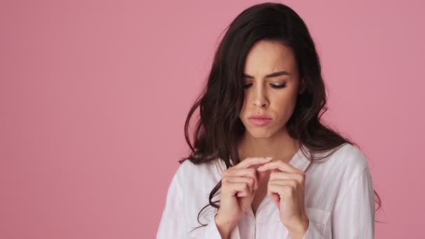 Een Aantrekkelijke Jonge Vrouw Zegt Sorry Staat Geïsoleerd Een Roze — Stockvideo
