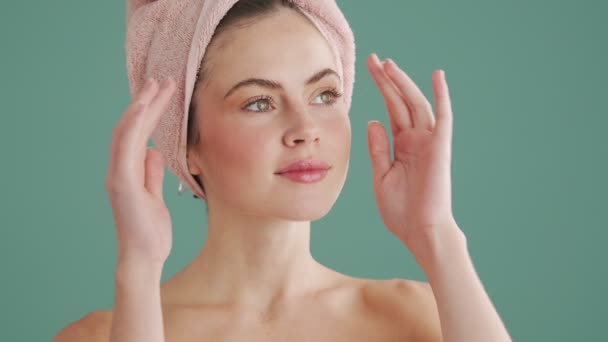 Eine Charmante Frau Mit Einem Handtuch Auf Dem Kopf Posiert — Stockvideo