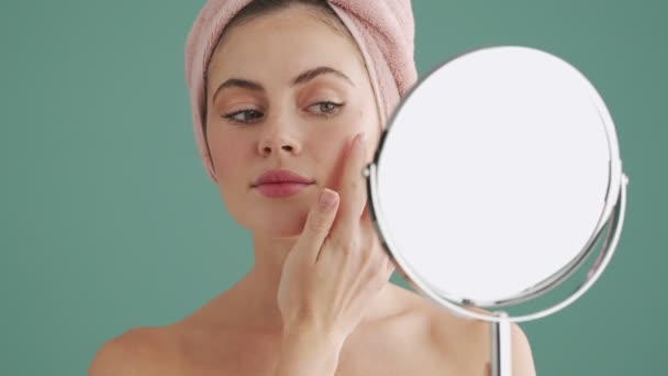Una Donna Positiva Con Asciugamano Testa Guarda Allo Specchio Mentre — Video Stock