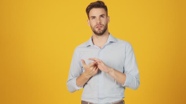 Çekici Genç Bir Adam Stüdyoda Sarı Bir Arka Planda Tek — Stok video
