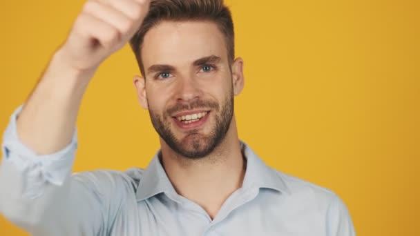 Jovem Confiante Está Mostrando Sinal Polegar Para Baixo Isolado Sobre — Vídeo de Stock