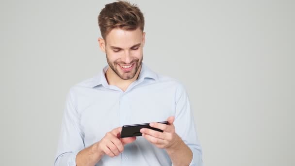 Jovem Empresário Emocionado Surpreso Está Assistindo Algo Seu Smartphone Isolado — Vídeo de Stock