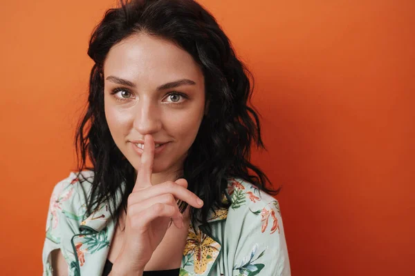 Imagem Jovem Mulher Positiva Isolada Sobre Fundo Laranja Mostrando Gesto — Fotografia de Stock