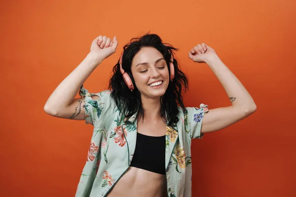 Foto Una Joven Mujer Alegre Escuchando Música Con Auriculares Aislados —  Fotos de Stock