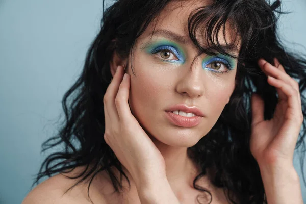 Skönhet Porträtt Attraktiv Ung Brunett Kvinna Med Ljusa Makeup Och — Stockfoto
