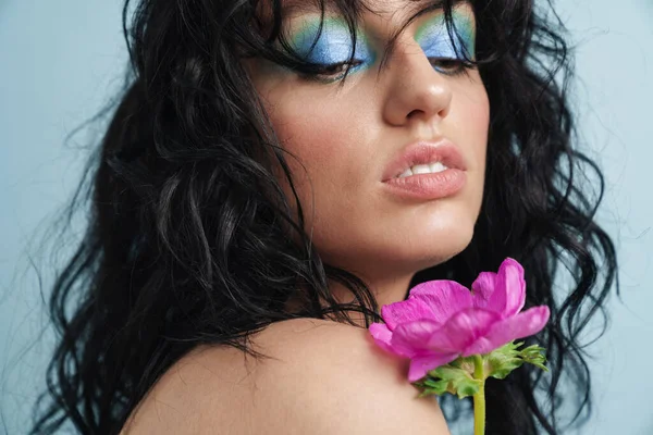 Joven Hermosa Mujer Con Maquillaje Brillante Posando Con Una Flor — Foto de Stock