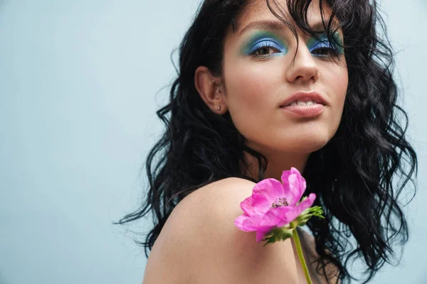 Joven Hermosa Mujer Con Maquillaje Brillante Posando Con Una Flor — Foto de Stock