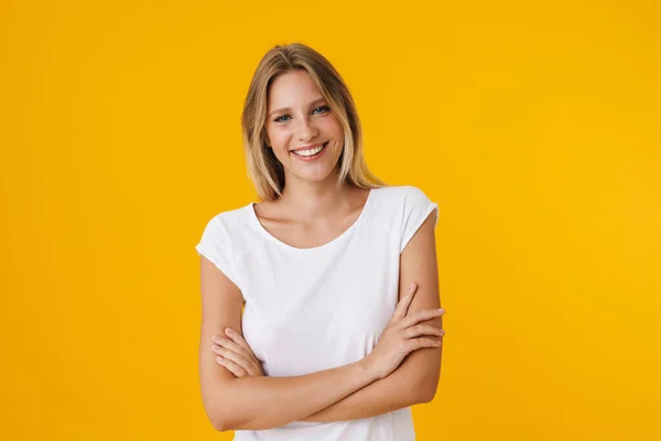 Menina Bonita Alegre Sorrindo Enquanto Posando Com Braços Cruzados Isolado — Fotografia de Stock