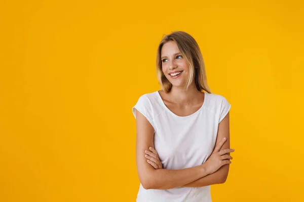 Joyeux Belle Fille Souriant Tout Posant Avec Les Bras Croisés — Photo