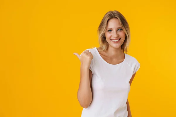 Vrolijk Mooi Meisje Glimlachen Terwijl Wijzend Vinger Opzij Geïsoleerd Gele — Stockfoto