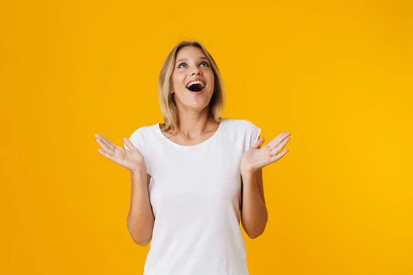 Opgewonden Mooi Meisje Uitroepen Met Overgeven Handen Geïsoleerd Gele Achtergrond — Stockfoto