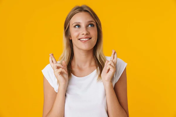 Joyeux Belle Fille Posant Avec Les Doigts Croisés Pour Bonne — Photo