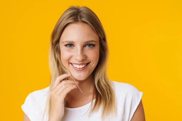 Joyeux Belle Fille Souriant Regardant Caméra Isolée Sur Fond Jaune — Photo