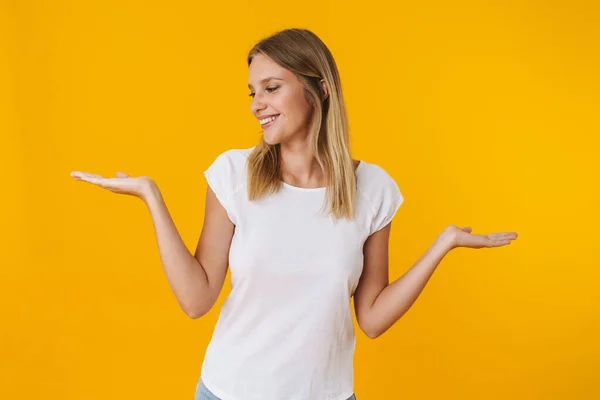 Alegre Hermosa Chica Sonriendo Mostrando Copyspace Aislado Sobre Fondo Amarillo —  Fotos de Stock