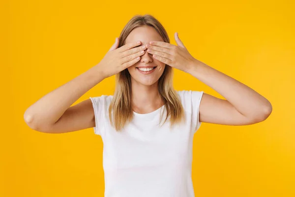 Fröhlich Schönes Mädchen Lächelt Während Sie Ihre Augen Isoliert Vor — Stockfoto