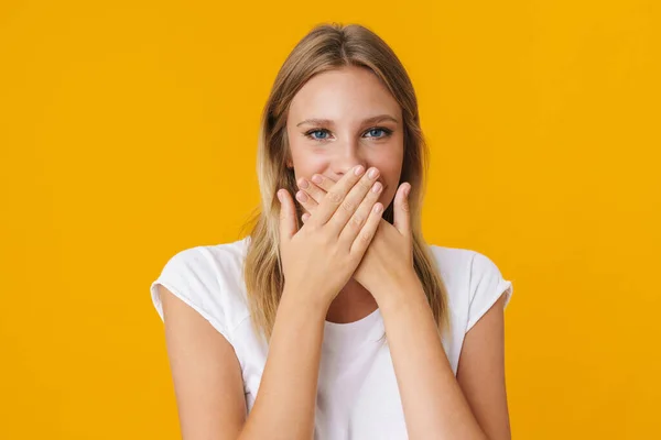 Cheerful Beautiful Girl Posing Covering Her Mouth Isolated Yellow Background — Stock Photo, Image