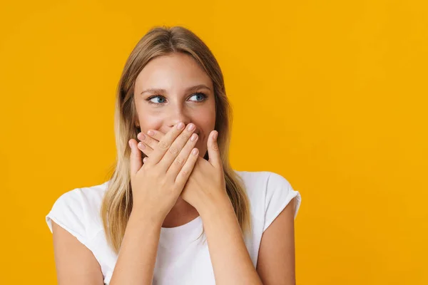 Vrolijk Mooi Meisje Poseren Het Bedekken Van Haar Mond Geïsoleerd — Stockfoto