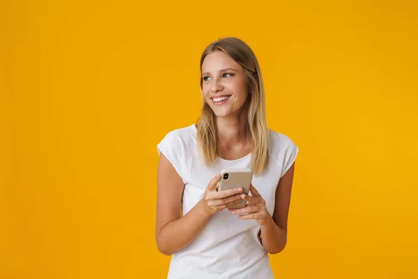 Vrolijk Blond Meisje Glimlachen Met Behulp Van Mobiele Telefoon Geïsoleerd — Stockfoto