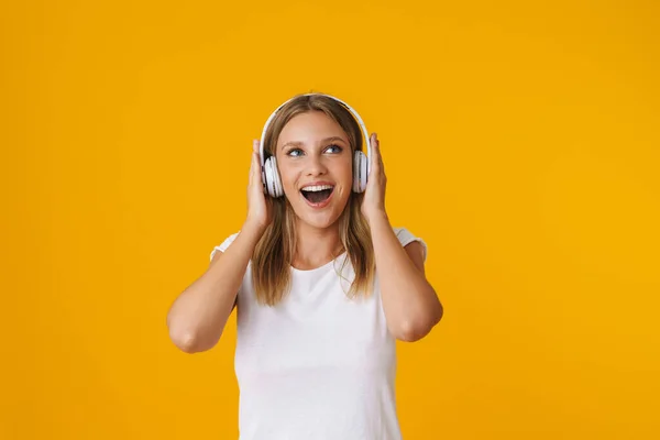 Chica Rubia Emocionada Sonriendo Mientras Escucha Música Con Auriculares Aislados —  Fotos de Stock